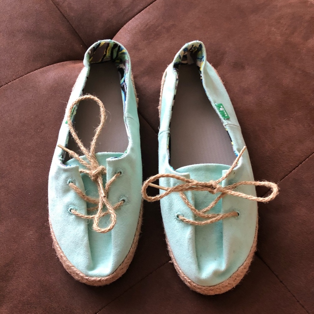 Women’s Size 7 Sanuk Slip-ons- Like New